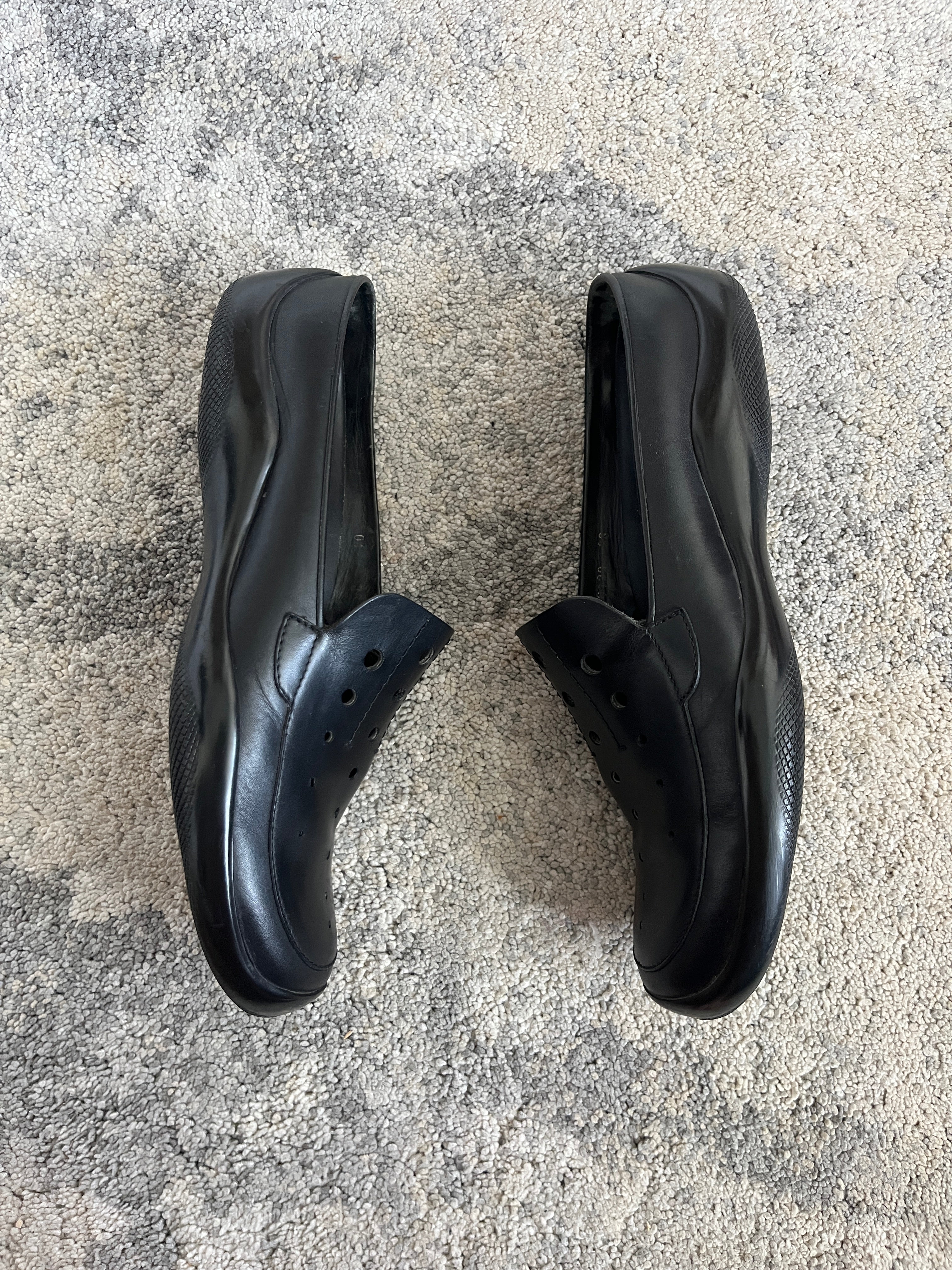 Prada 1999 perfored leather mules – Grain De Sell